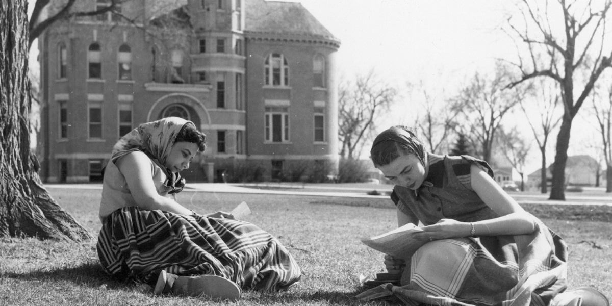 Students sitting on Northwestern's campus green in 1941.
