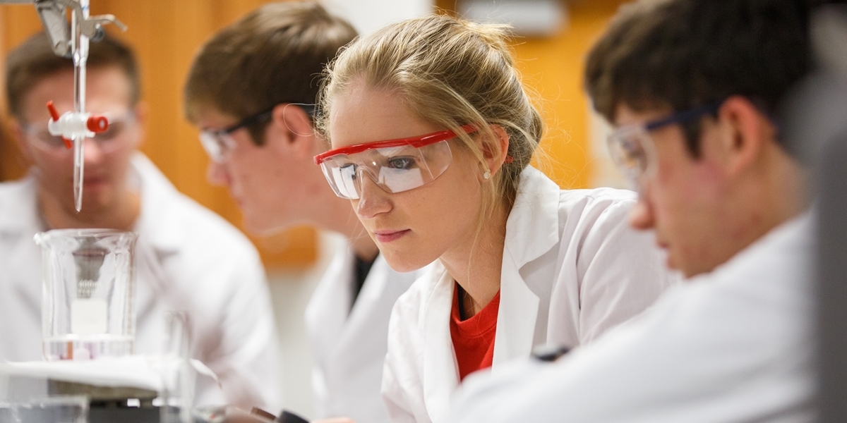 Chemistry student works in the lab.