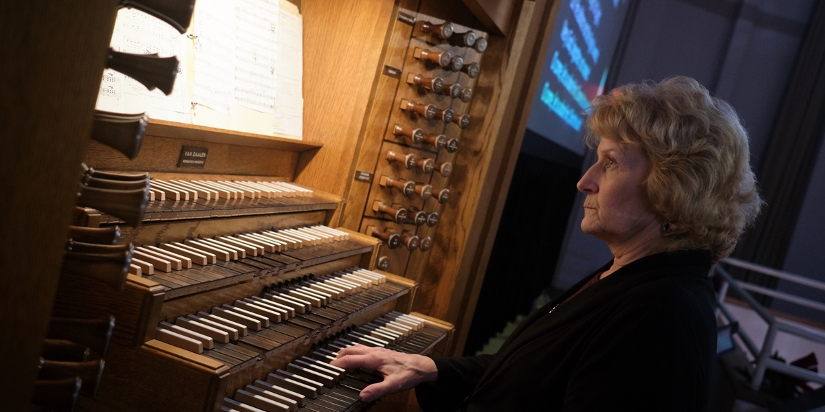 Organist MaryLouWielenga performs during Northwestern's Christmas Vespers service.
