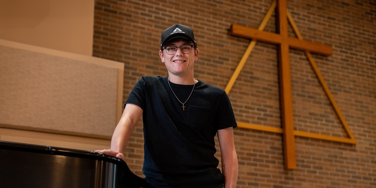 <div class='profile-name'>Dustin Groen</div>