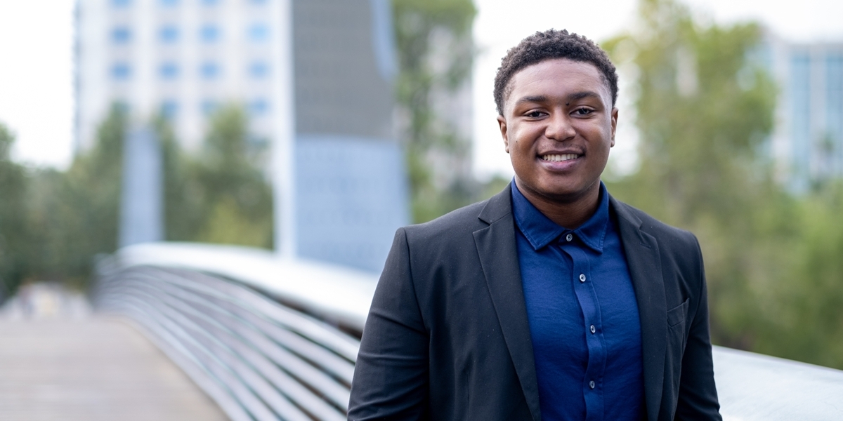 <div class='profile-name'>Jonathan Johnson</div>